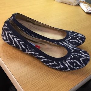 Bandolino flexible flat